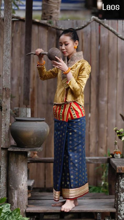 Lao dress in Laos PDR. ການແຕ່ງກາຍ ຂອງແມ່ຍິງລາວ ©️Bounsanith ...