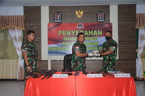 Serahkan 14 Pucuk Senpi Ke TNI Danrem 173 PVB Hasil Pembinaan