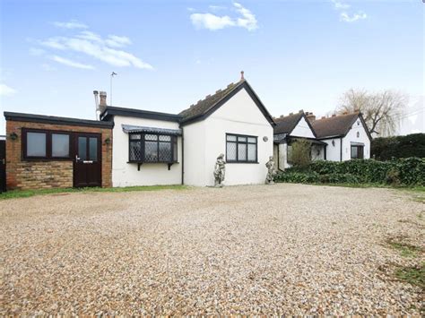 3 Bed Bungalow For Sale In Upper Park Road Wickford Essex Ss12 Zoopla