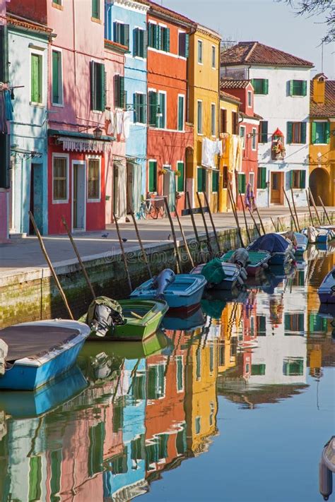 Venecia Casas Sobre El Canal De La Isla De Burano Imagen De Archivo