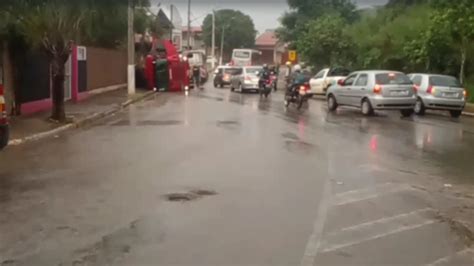 Caminh O Que Transportava Grama Tomba E Interdita Rua Em Itapetininga