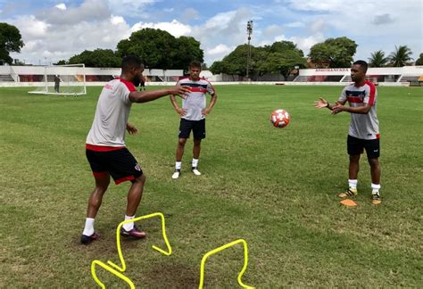 Manhã de reapresentação para o elenco coral