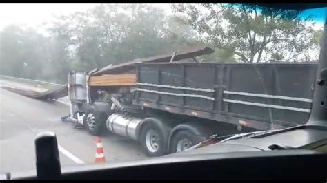 Acidente Entre Carretas Causa Congestionamento De 9 Km Na BR 101 Em