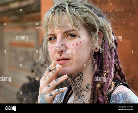 Une fille alternative européenne avec des tresses de dread teints des