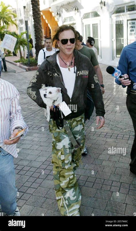 Mickey Rourke Dirige Un Rally Fuera De Hot Dog Puppies En South Beach