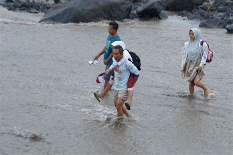 Foto Kisah Siswa Lumajang Terjang Aliran Sungai Demi Ke Sekolah