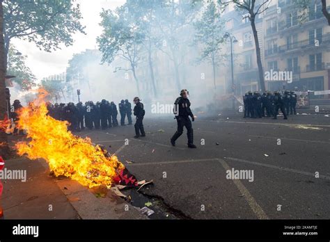 Los manifestantes se enfrentan a la policía en la marcha anual de los