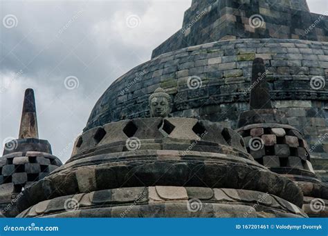 Stupas Perforadas En La Cima Del Templo Borobudur Yogyakarta