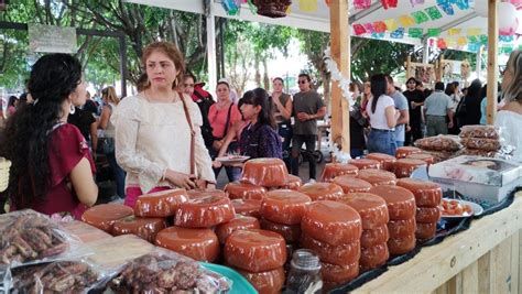 Disfrutan De La Feria De La Nuez Y El Membrillo En Jalpa De C Novas