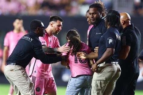 Video Una Nena Entr A La Cancha Para Sacarse Una Foto Con Messi