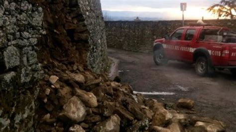 Crolla Una Porzione Di Un Muro A Secco A Cortona