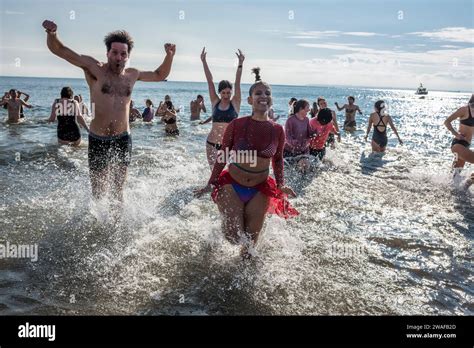 Brooklyn New York January Group Running Out Of The Ocean