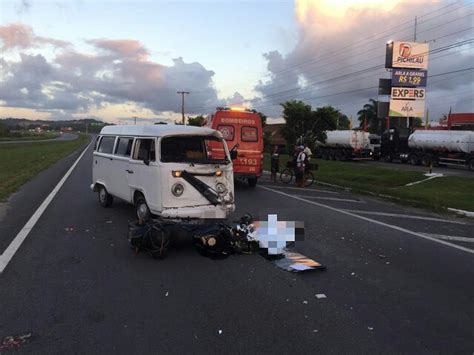 Motorista De Kombi Desvia De Protesto Bate Em Moto E Piloto Morre No