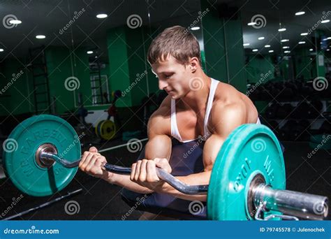 Homme Musculaire Faisant L Exercice Sur Le Biceps Photo Stock Image