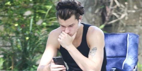 Shawn Mendes Checks His Phone Outside While In Quarantine In Miami Shawn Mendes Just Jared