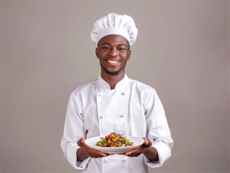 Premium Photo Professional African American Chef Presenting A Plate