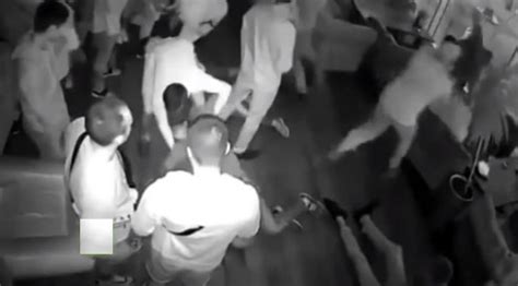 Video Hombre Noquea A Varias Personas En Una Discoteca Minuto30