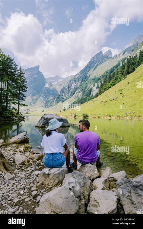 Vue Sur Le Lac Seealpsee Dans Les Montagnes Alpstein Banque De