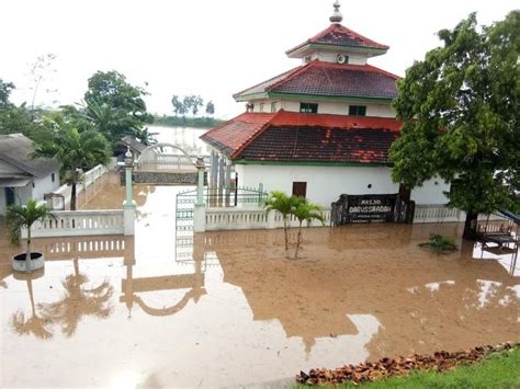 Prajurit Yonif Raider 515 Kostrad Bantu Evakuasi Warga Korban Banjir Di