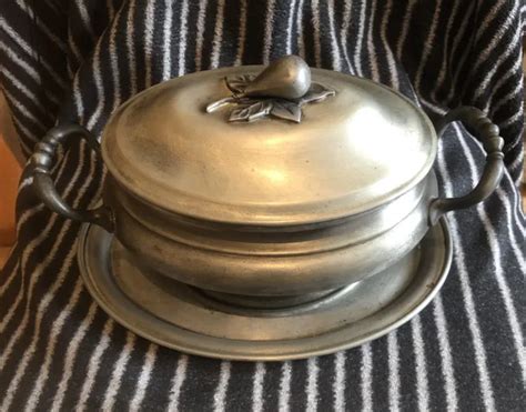 SOUPIÈRE ANCIENNE EN étain avec son assiette motif poire Pewter