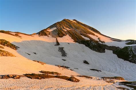 Los Ventisqueros Y La Hierba Verde En La Cima De Las Monta As En El