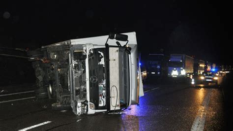 A Am Kreuz Stuttgart Umgekippter Lastwagen Behindert