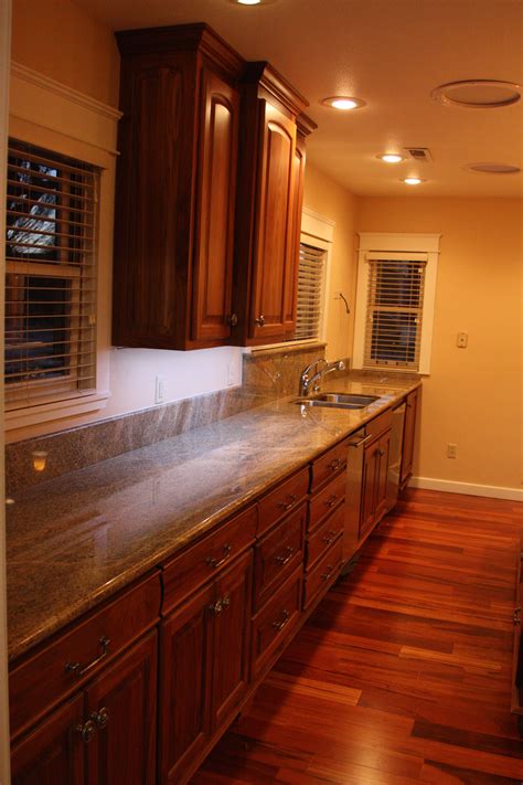 Another awesome kitchen with cabinets from www.edelcabinetsdirect.com ...