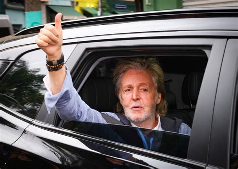 Paul Mccartney Flagrado Por F S Nas Ruas De S O Paulo Antes Do Show