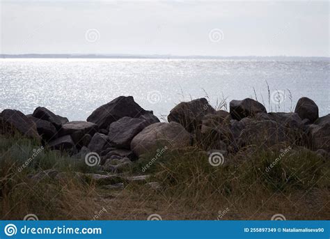 Vistas A La Costa Sobre La Que Hay Grandes Piedras En El Fondo Y Un Mar