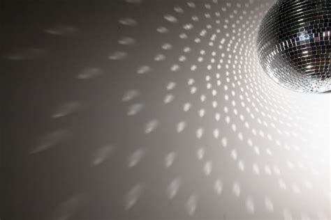 cycles render engine - How to make disco ball reflect lights on walls ...