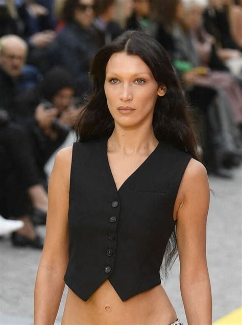 Bella Hadid dévoile sa poitrine au défilé Stella McCartney devant Tina