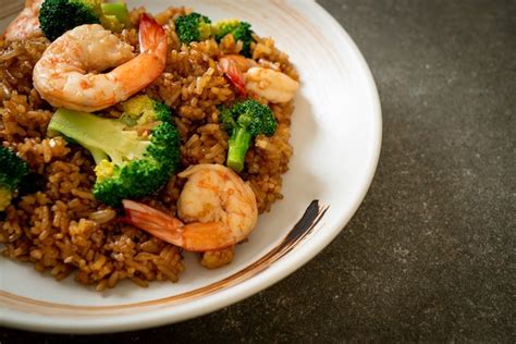 Arroz frito con brócoli y gambas estilo de comida casera Foto Premium