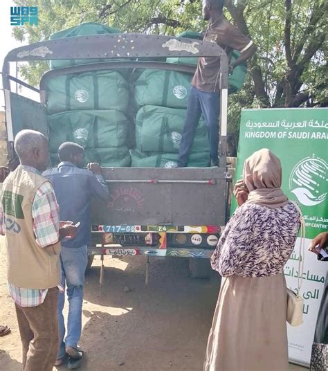 اجتماعي مركز الملك سلمان للإغاثة يوزع 450 حقيبة إيوائية في محلية