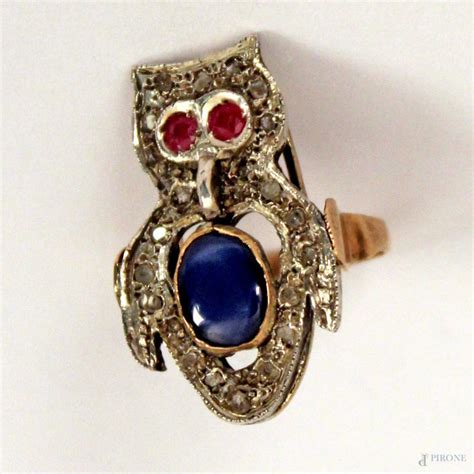 Anello In Oro Basso A Forma Di Gufo Con Rubini E Pietra Blu Asta