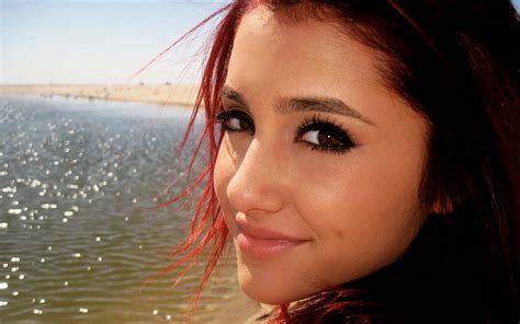 Ariana Grande Best Smile Collections | all about photo