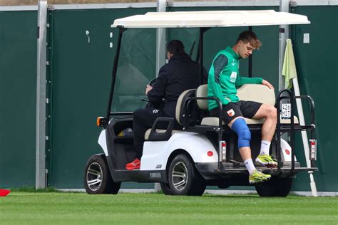 Zwischenfall Im Training Augsburg Verteidiger Erleidet Kreuzbandriss