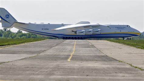 Watch The Largest Plane in the World Stops Traffic in Australia | WIRED