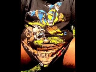 SsecnirpNailati 穿着复古金刚狼和剑齿虎 T 恤抽搐 Pornhub Gay