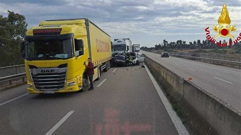 Incidente Sulla Brindisi Bari Due Morti E Un Ferito Chiusa Per Due