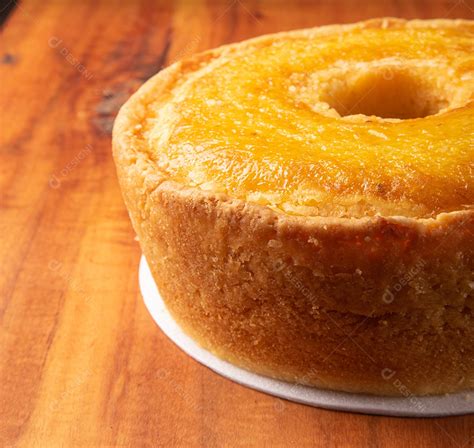 Bolo de milho em uma bandeja de isopor em uma superfície de madeira