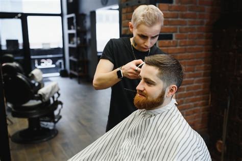 Haciendo Que El Corte De Pelo Se Vea Perfecto Hombre Barbudo Joven