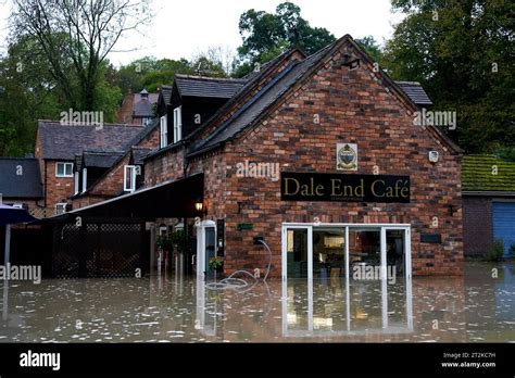 El Café Dale End en Coalbrookdale Telford se inunda después de que un