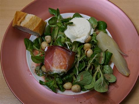 Feldsalat Mit Himbeerdressing Und Karamellisierten Macadamian Ssen