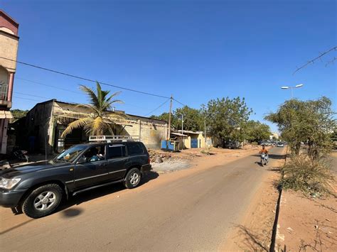 Terrain Construite pile au bord du goudron À VENDRE à l HIPPODRÔME