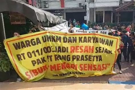 Foto Tolak Pembongkaran Ruko Yang Caplok Bahu Jalan Penyewa Dan