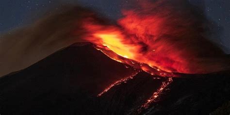 Spettacolo Unico Sull Etna Un Nuvolone Vulcanico Sulle Colate Di Lava