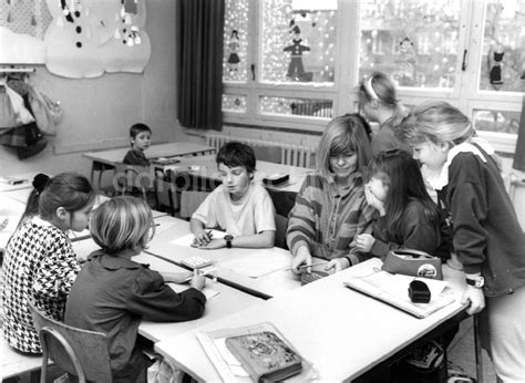 Ddr Fotoarchiv Berlin Horterziehung In Einer Schulklasse In Der