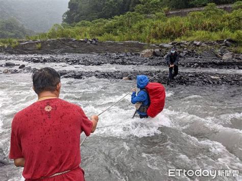 武界山溪暴漲10登客先後受困 仁愛警涉水驚險救援1女險沖走 Ettoday社會新聞 Ettoday新聞雲