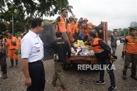 Anies Pantau Langsung Pembersihan Lapangan Monas Republika Online