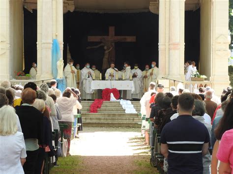 Fête du Sacré Coeur PARAY LE MONIAL GLOIRE AU SACRE COEUR DE JESUS